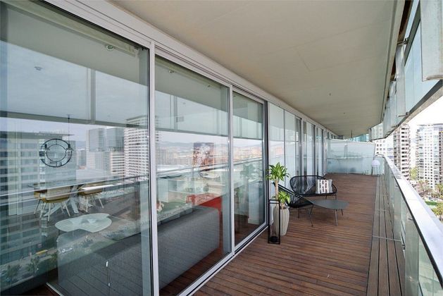 Foto 2 de Piso en venta en paseo De Garcia Fària de 2 habitaciones con terraza y piscina