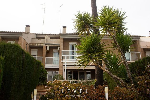 Foto 2 de Casa adossada en venda a Rocafort de 5 habitacions amb terrassa i piscina