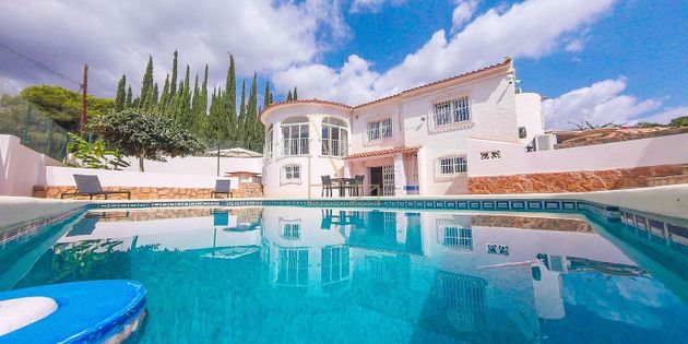 Foto 2 de Chalet en venta en Nucia (la) de 7 habitaciones con piscina y jardín