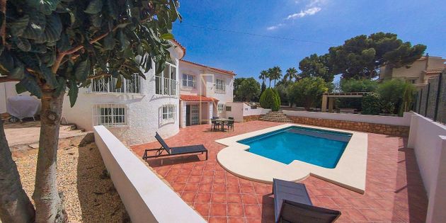 Foto 1 de Chalet en venta en Nucia (la) de 7 habitaciones con piscina y jardín