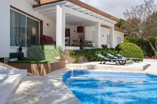 Foto 1 de Chalet en venta en Torre de la Horadada de 6 habitaciones con terraza y piscina