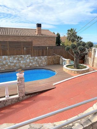Foto 1 de Xalet en venda a La Muntanyeta - La Franquesa de 3 habitacions amb terrassa i piscina