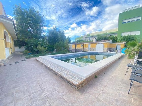 Foto 1 de Casa adossada en venda a calle Moralet de 7 habitacions amb terrassa i piscina