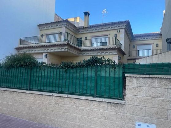 Foto 1 de Casa adossada en venda a Daya Nueva de 5 habitacions amb terrassa i jardí
