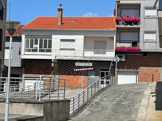 Foto 1 de Casa adossada en venda a calle Irmáns Insua de 4 habitacions amb terrassa i garatge