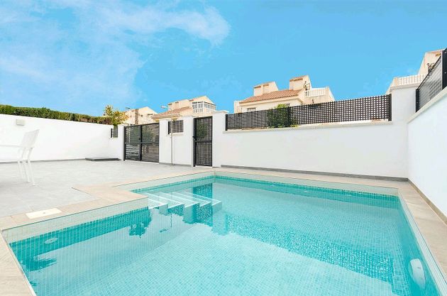 Foto 2 de Xalet en venda a La Siesta - El Salado - Torreta de 3 habitacions amb terrassa i piscina