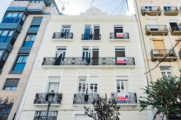 Foto 2 de Piso en alquiler en calle De Pere III El Gran de 2 habitaciones con terraza y muebles