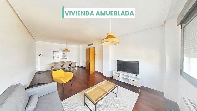 Foto 1 de Alquiler de piso en Huerta de la Reina - Trassierra de 3 habitaciones con terraza y piscina
