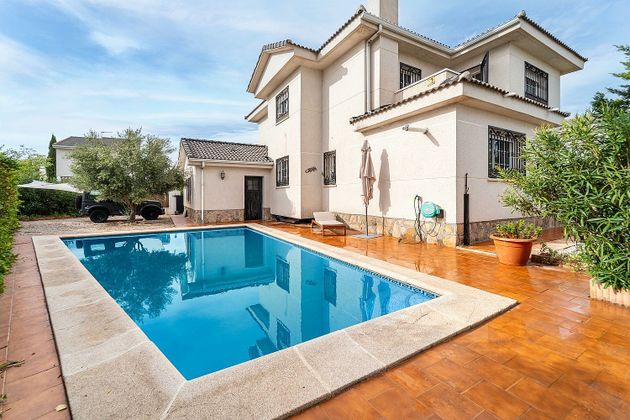 Foto 1 de Chalet en venta en Sevilla la Nueva de 4 habitaciones con terraza y piscina
