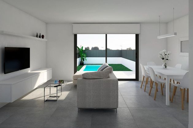 Foto 1 de Casa en venda a calle De la Podadora de 4 habitacions amb terrassa i piscina