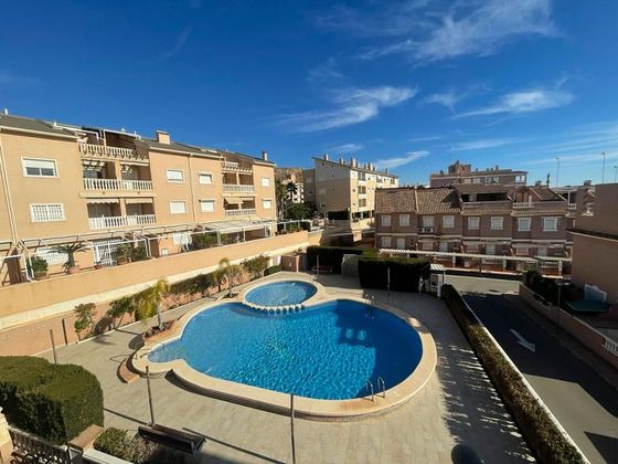 Foto 2 de Casa adossada en venda a Bernabéu - Santa Pola Este de 3 habitacions amb terrassa i piscina