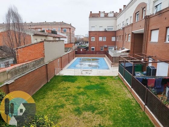 Foto 2 de Piso en venta en Centro Bº Doscientas de 3 habitaciones con piscina y jardín