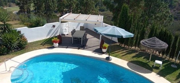 Foto 2 de Venta de chalet en Calahonda de 4 habitaciones con piscina y garaje