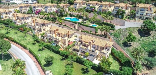 Foto 1 de Casa en venda a Riviera del Sol de 3 habitacions amb terrassa i piscina