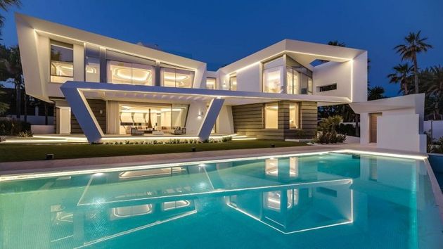 Foto 1 de Xalet en venda a Los Monteros - Bahía de Marbella de 6 habitacions amb terrassa i piscina