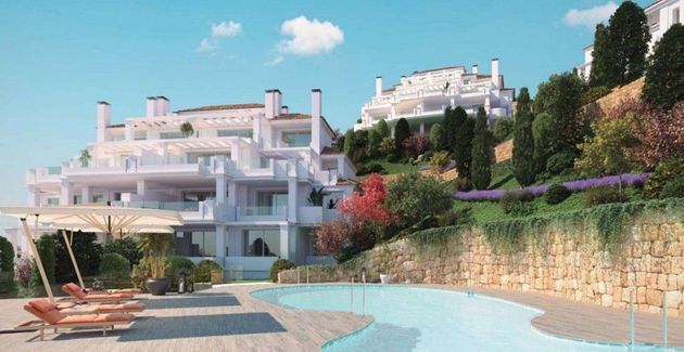 Foto 1 de Piso en venta en Nueva Andalucía centro de 2 habitaciones con terraza y piscina