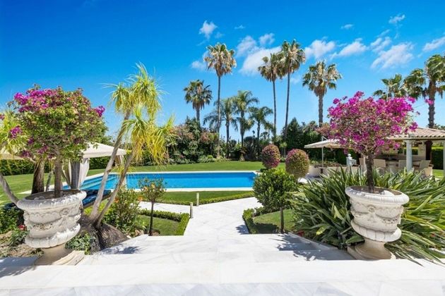 Foto 1 de Chalet en venta en Nueva Andalucía centro de 6 habitaciones con terraza y piscina