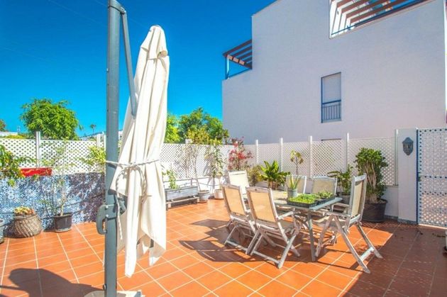 Foto 1 de Venta de casa adosada en Estepona de 5 habitaciones con terraza y piscina