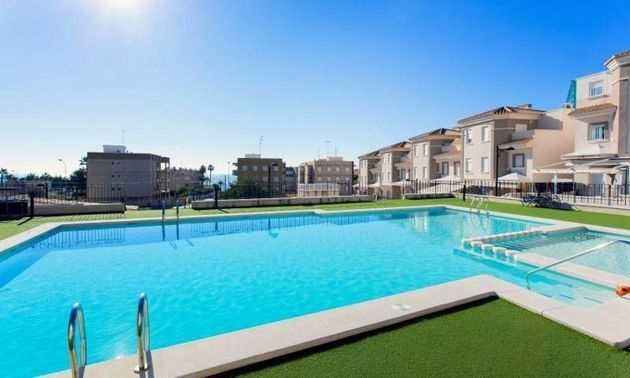 Foto 1 de Casa adossada en venda a Bernabéu - Santa Pola Este de 3 habitacions amb terrassa i piscina