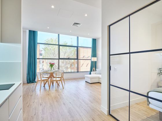 Foto 1 de Alquiler de piso en Los Ángeles de 2 habitaciones con muebles y aire acondicionado
