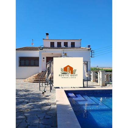 Foto 1 de Chalet en venta en calle Lleida de 4 habitaciones con terraza y piscina