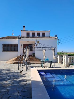 Foto 2 de Chalet en venta en calle Lleida de 4 habitaciones con terraza y piscina