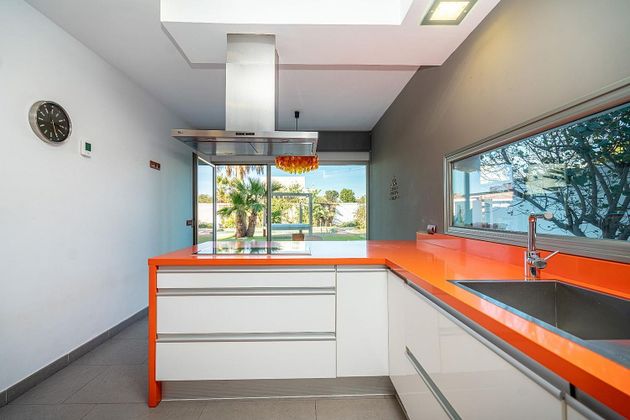Foto 2 de Xalet en venda a calle De Los Juegos de Tunez de 4 habitacions amb piscina i garatge