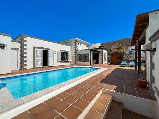 Foto 1 de Venta de chalet en calle Alisios de 4 habitaciones con terraza y piscina