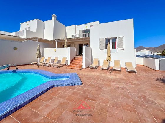 Foto 1 de Casa adosada en venta en Playa Blanca de 4 habitaciones con terraza y piscina