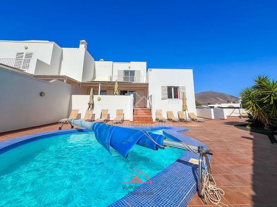 Foto 2 de Casa adosada en venta en Playa Blanca de 4 habitaciones con terraza y piscina