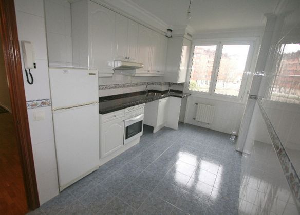 Foto 1 de Alquiler de piso en calle Salvador de Madariaga de 4 habitaciones con garaje y muebles