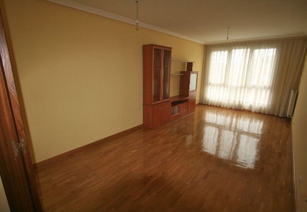 Foto 2 de Pis en lloguer a calle Salvador de Madariaga de 4 habitacions amb garatge i mobles