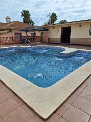 Foto 1 de Chalet en venta en Punta Umbría de 4 habitaciones con terraza y piscina