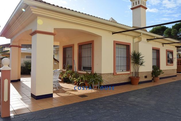 Foto 2 de Chalet en venta en Punta Umbría de 4 habitaciones con terraza y piscina