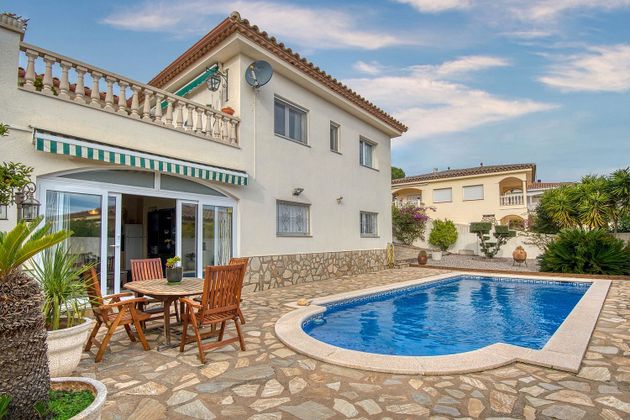Foto 1 de Venta de chalet en calle Aigues de 4 habitaciones con terraza y piscina