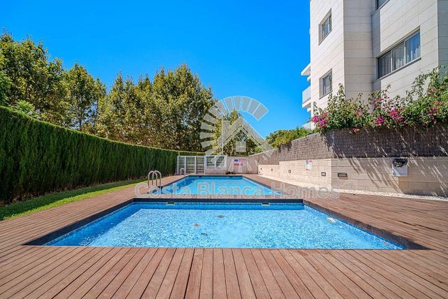 Foto 2 de Àtic en venda a calle La Haya de 4 habitacions amb terrassa i piscina