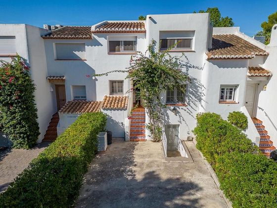 Foto 2 de Casa adossada en venda a calle Murciana de 4 habitacions amb terrassa i piscina
