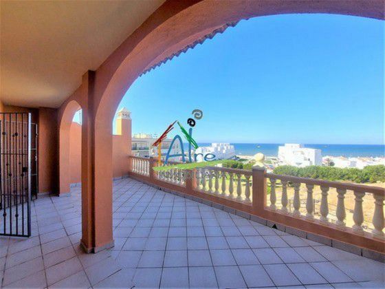 Foto 1 de Casa adosada en venta en Matalascañas de 4 habitaciones con terraza y garaje