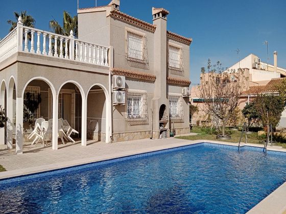Foto 1 de Venta de chalet en calle Rosalia de Castro de 6 habitaciones con terraza y piscina