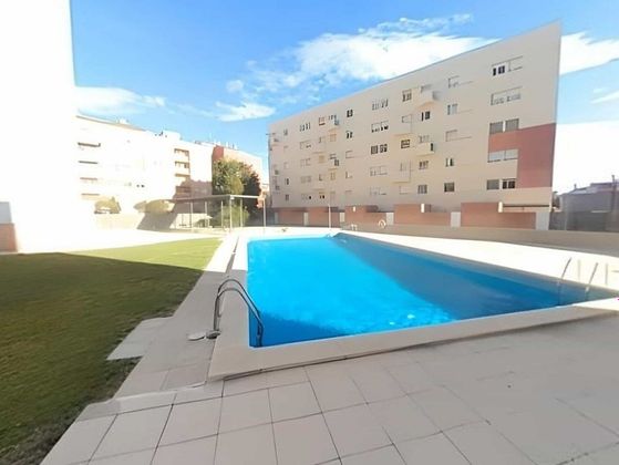 Foto 1 de Venta de piso en La Girada de 4 habitaciones con piscina y garaje