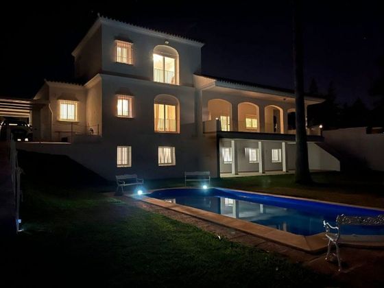 Foto 1 de Chalet en venta en Torrequinto de 5 habitaciones con terraza y piscina