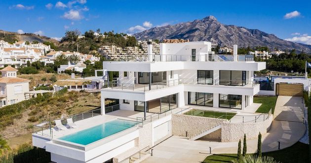 Foto 1 de Chalet en venta en calle Nueva Andalucia de 5 habitaciones con terraza y piscina