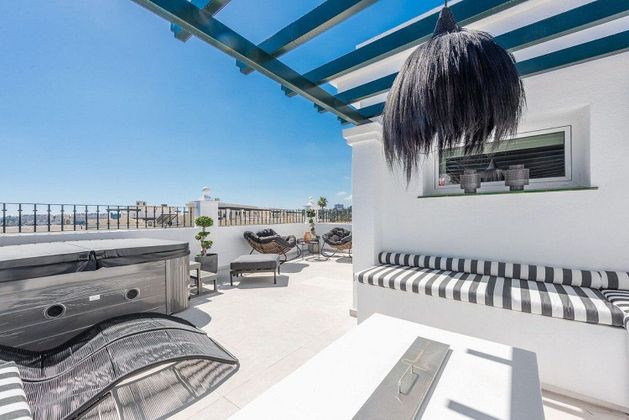 Foto 1 de Àtic en venda a calle Aloha Nueva Andalucia de 4 habitacions amb terrassa i piscina