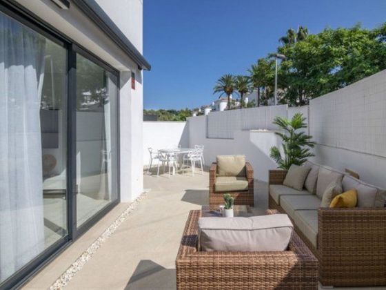 Foto 1 de Casa adossada en venda a calle Nueva Andalucia de 3 habitacions amb terrassa i piscina