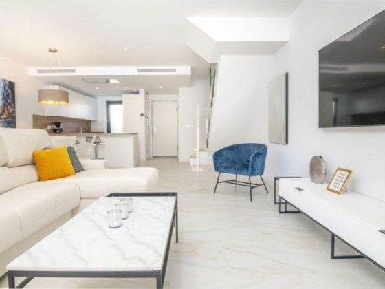 Foto 2 de Casa adossada en venda a calle Nueva Andalucia de 3 habitacions amb terrassa i piscina