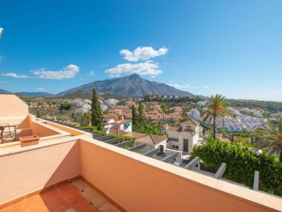 Foto 1 de Àtic en venda a calle Los Naranjos Nueva Andalucia de 2 habitacions amb terrassa i piscina