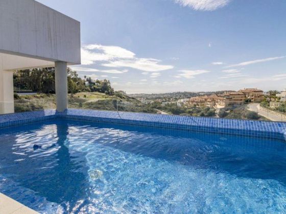 Foto 1 de Piso en venta en calle Los Naranjos Nueva Andalucia de 3 habitaciones con terraza y piscina