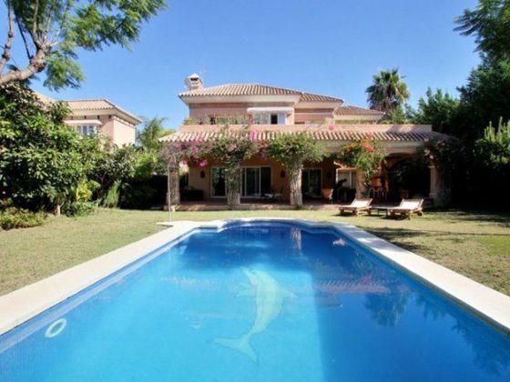 Foto 1 de Chalet en venta en calle Nueva Andalucia Las Brisas de 4 habitaciones con terraza y piscina