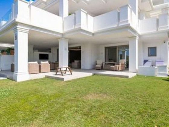 Foto 1 de Pis en venda a calle Real Nueva Andalucia de 4 habitacions amb terrassa i piscina
