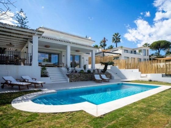 Foto 1 de Chalet en venta en calle Avenia Las Brisas Nueva Andalucia de 5 habitaciones con terraza y piscina